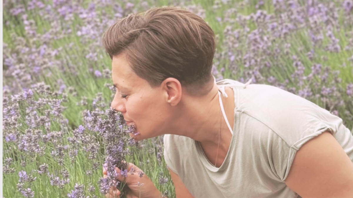 Nicole Willing bei der Aromaberatung mit ätherischen Ölen